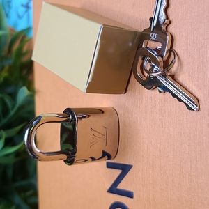 BNEW LOUIS VUITTON LV SILVER LOCK AND KEY SET #315